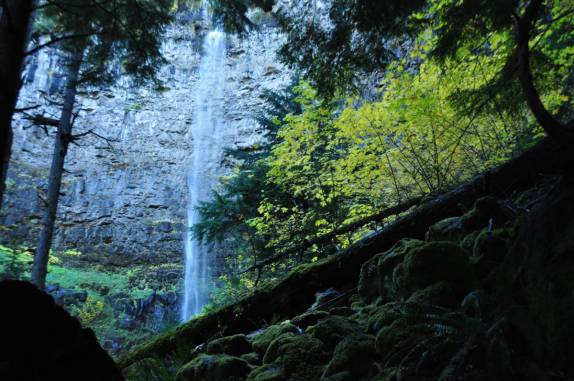 Primeira visão da bela Watson Falls, na Umpqua National Forest, no sul do Oregon, estado da costa oeste dos Estados Unidos